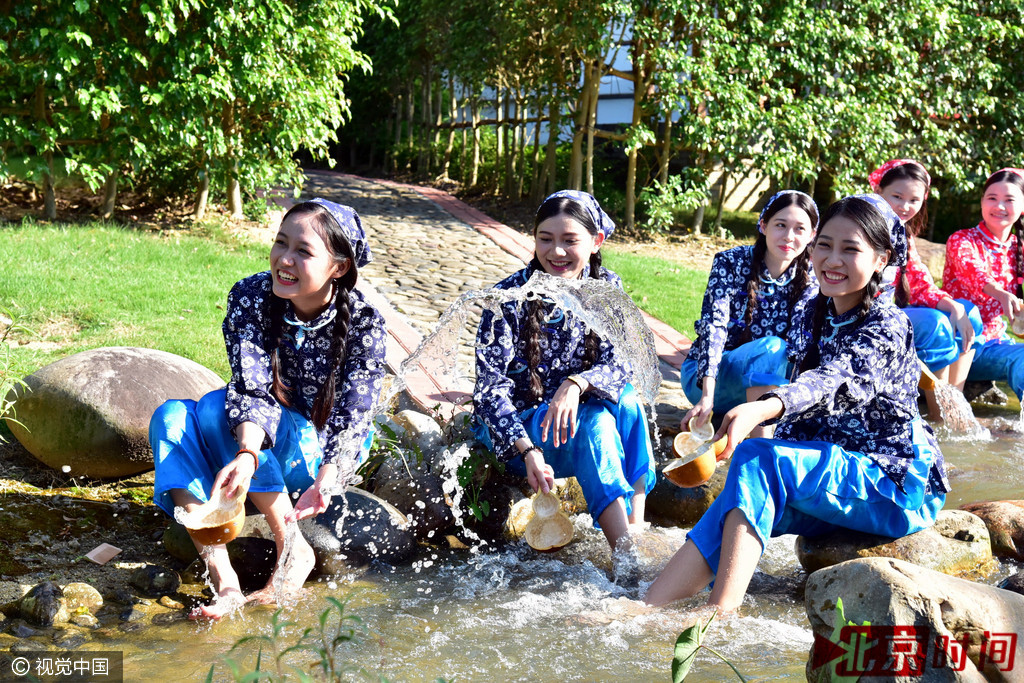 姑娘们在水边洗脚。