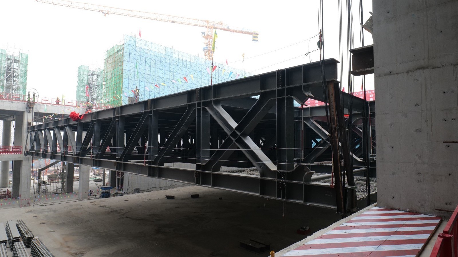 千吨级钢桁架轻轻一抓就起来!看看是如何做到的—— 千吨级钢桁架轻轻一抓就起来!看看是如何做到的——