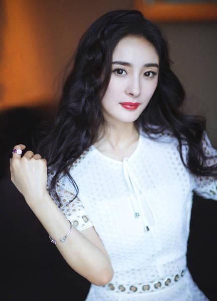 杨幂现身武汉武商广场某专柜出席品牌活动