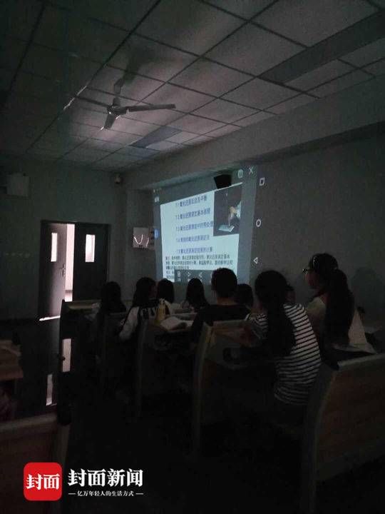 教室停电 成都大学老师自备投影仪坚持上课 学