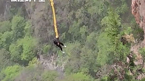 游客蹦极被挂半空半小时?景区回应:内部测试突遇停电,手动摇上来的 游客蹦极被挂半空半小时?景区回应:内部测试突遇停电,手动摇上来的