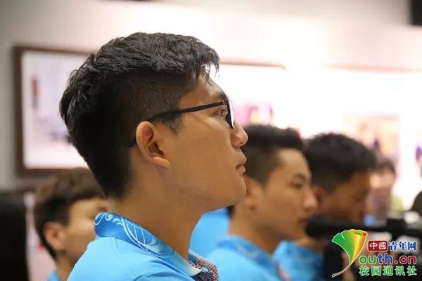 河南大学生走进红色裴寨社区 感受改革开放40