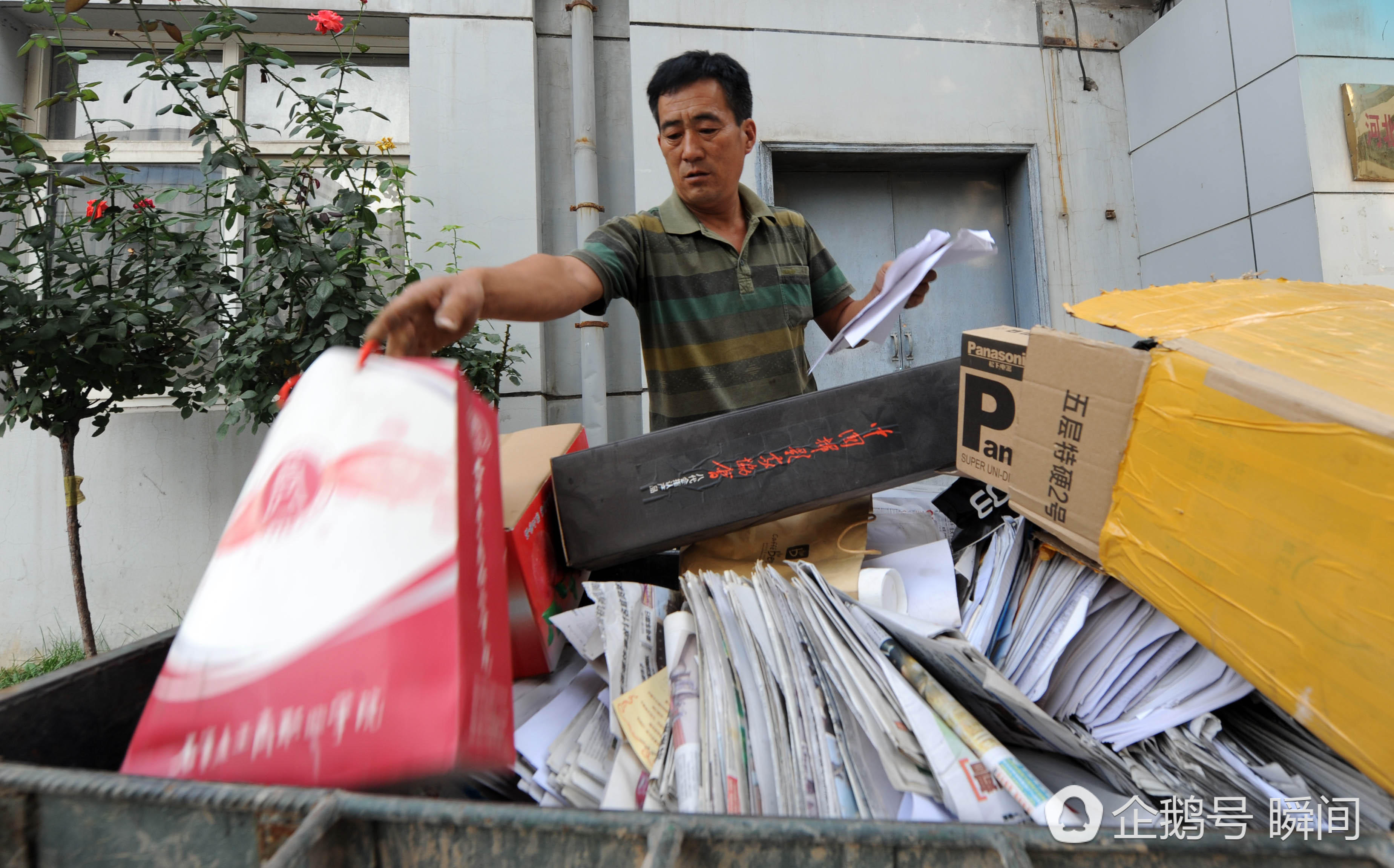 据了解，国内废纸收购价格持续走高，带动了快递纸箱等纸品价格大幅上涨，很多网店店主正承受着快递纸箱涨价的成本压力。时间一长，这种压力难免转移到消费者身上。