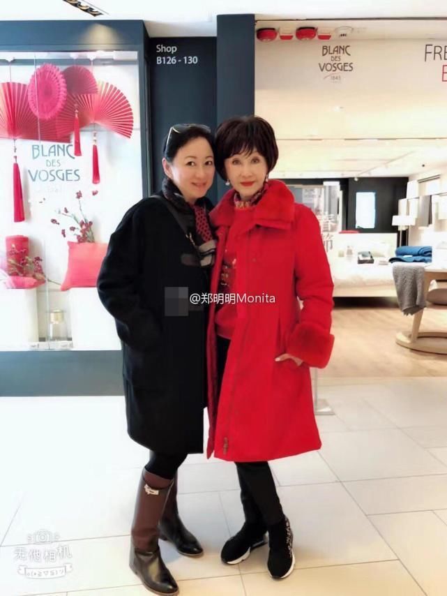 吴绮莉看淡小龙女出柜,与好友开心聚会心情好