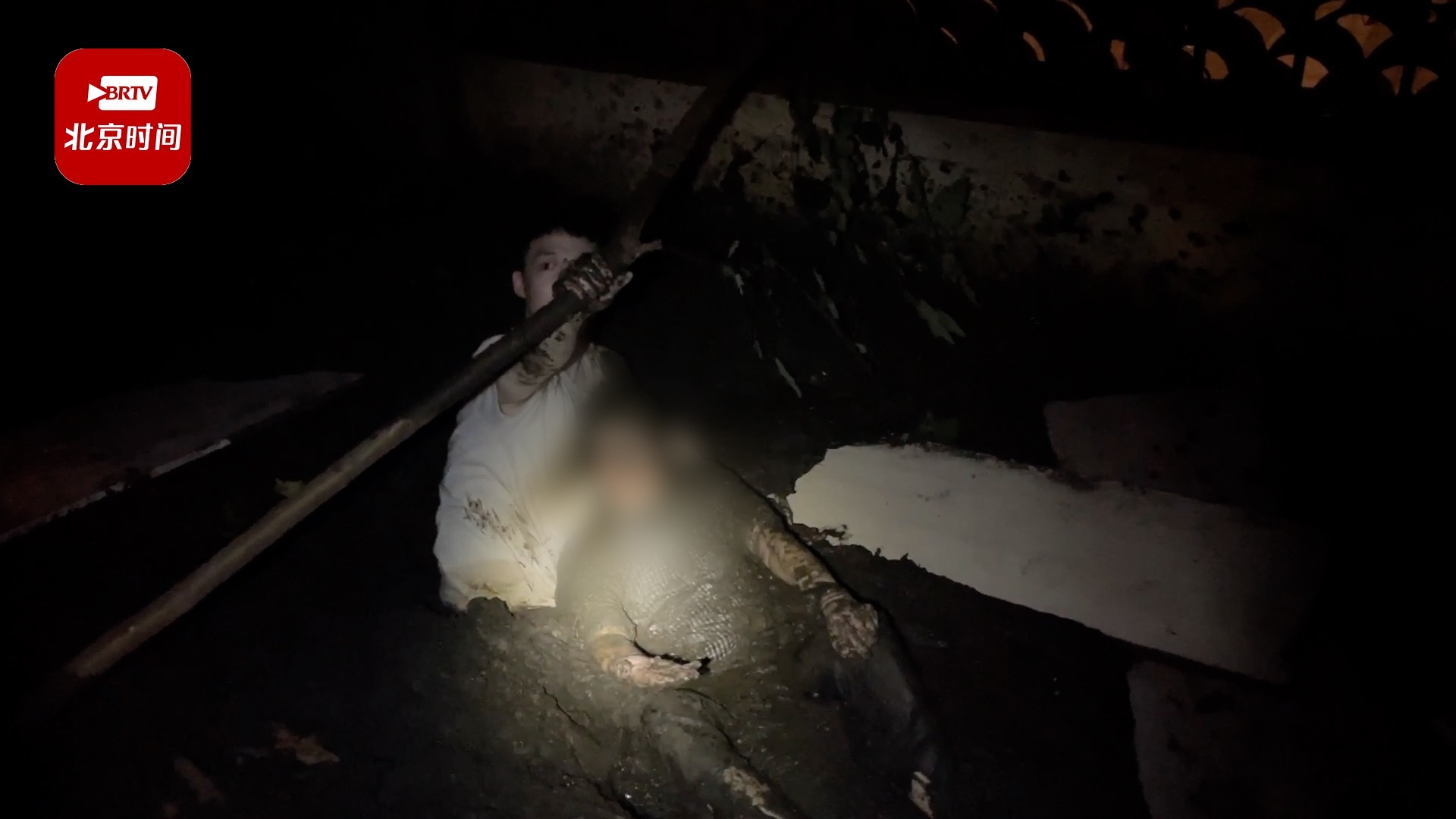 九旬老人身陷淤泥无法动弹 热心小伙跳入泥潭托举1小时