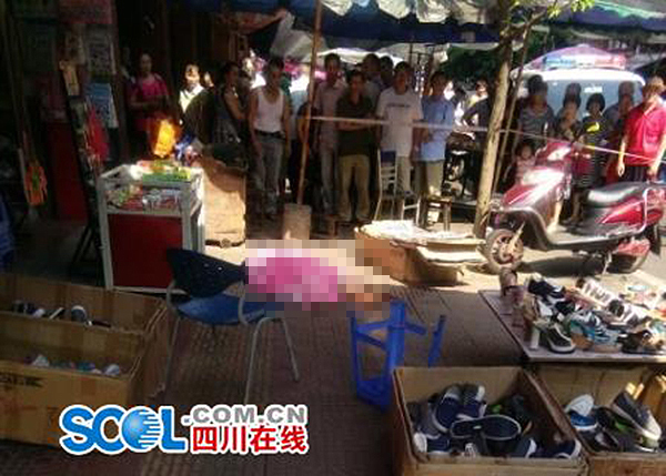 女子质问继父对母亲家暴行为 遭其当街刺死 女子质问继父对母亲家暴行为 遭其当街刺死