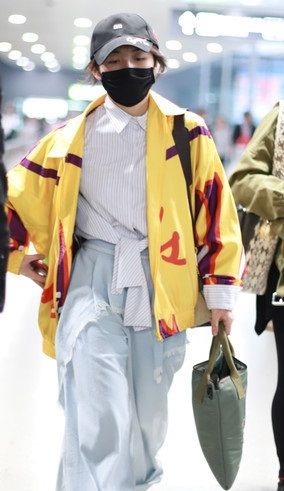 张子枫这件外套搭配阔腿裤真是酷到没朋友 发