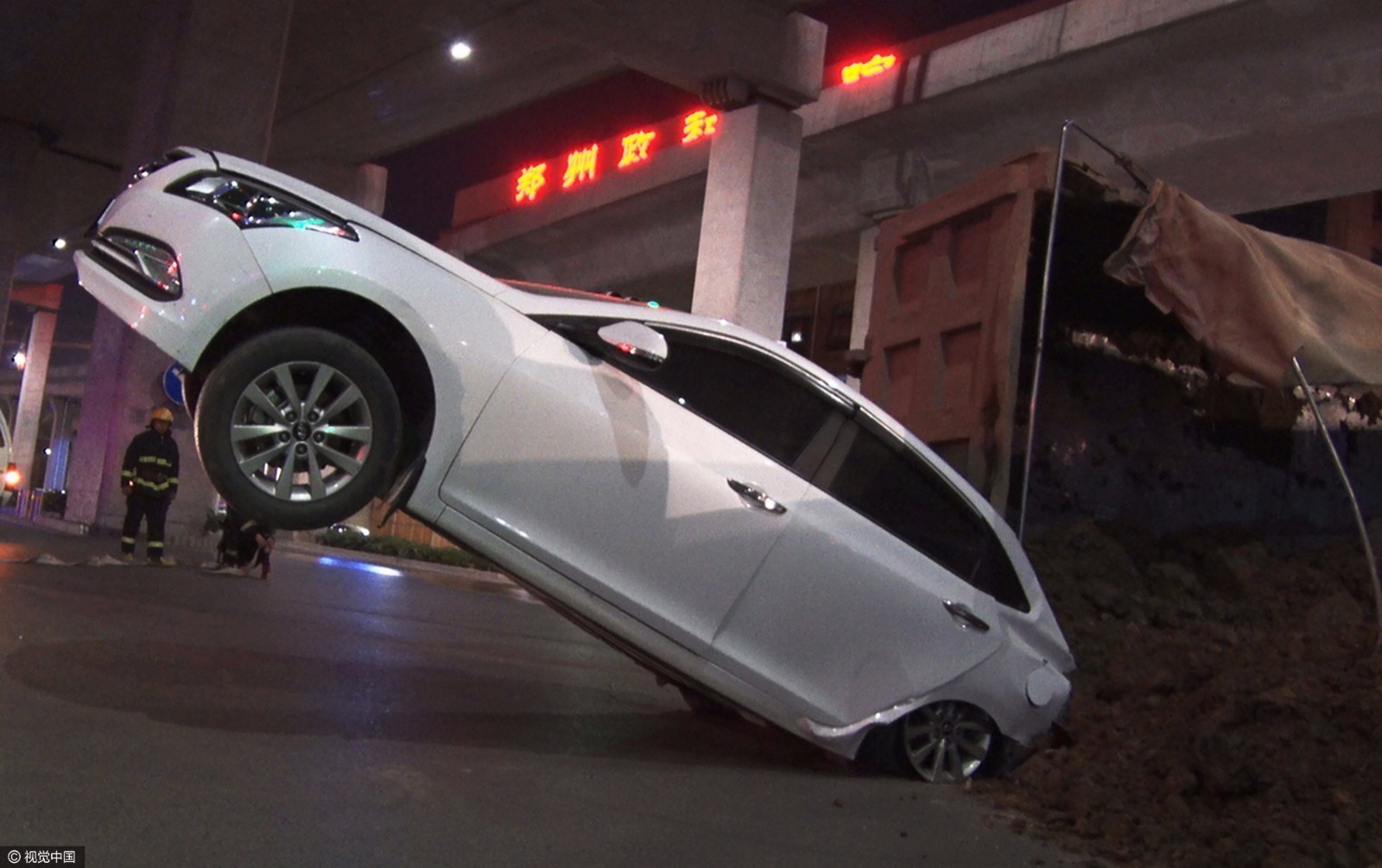 渣土车侧翻连伤6车 轿车翘起姿势如