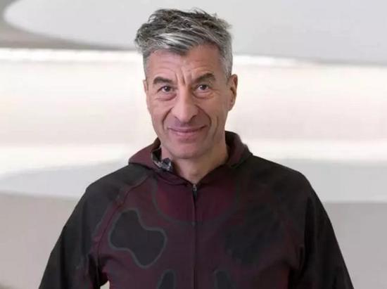 图为maurizio cattelan,图片来自guggenheim,版权属于原