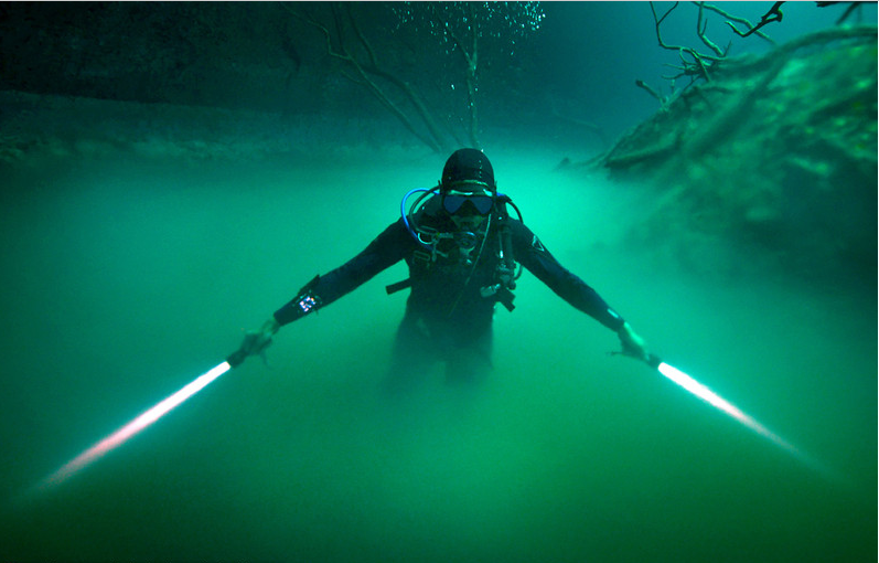 潜水员持手电化身绝地武士 海底上演光剑大战 潜水员持手电化身绝地武士 海底上演光剑大战