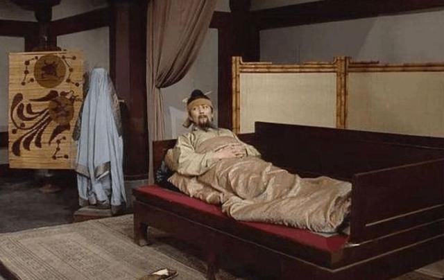 皇帝生病大臣们赶去探望,一位因跑得太快崴脚