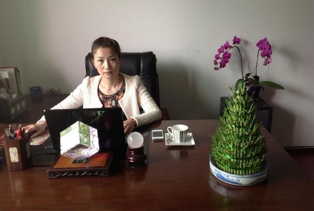 老板娘很好,工资才给2500,朋友介绍包吃住工资6000,我不想去