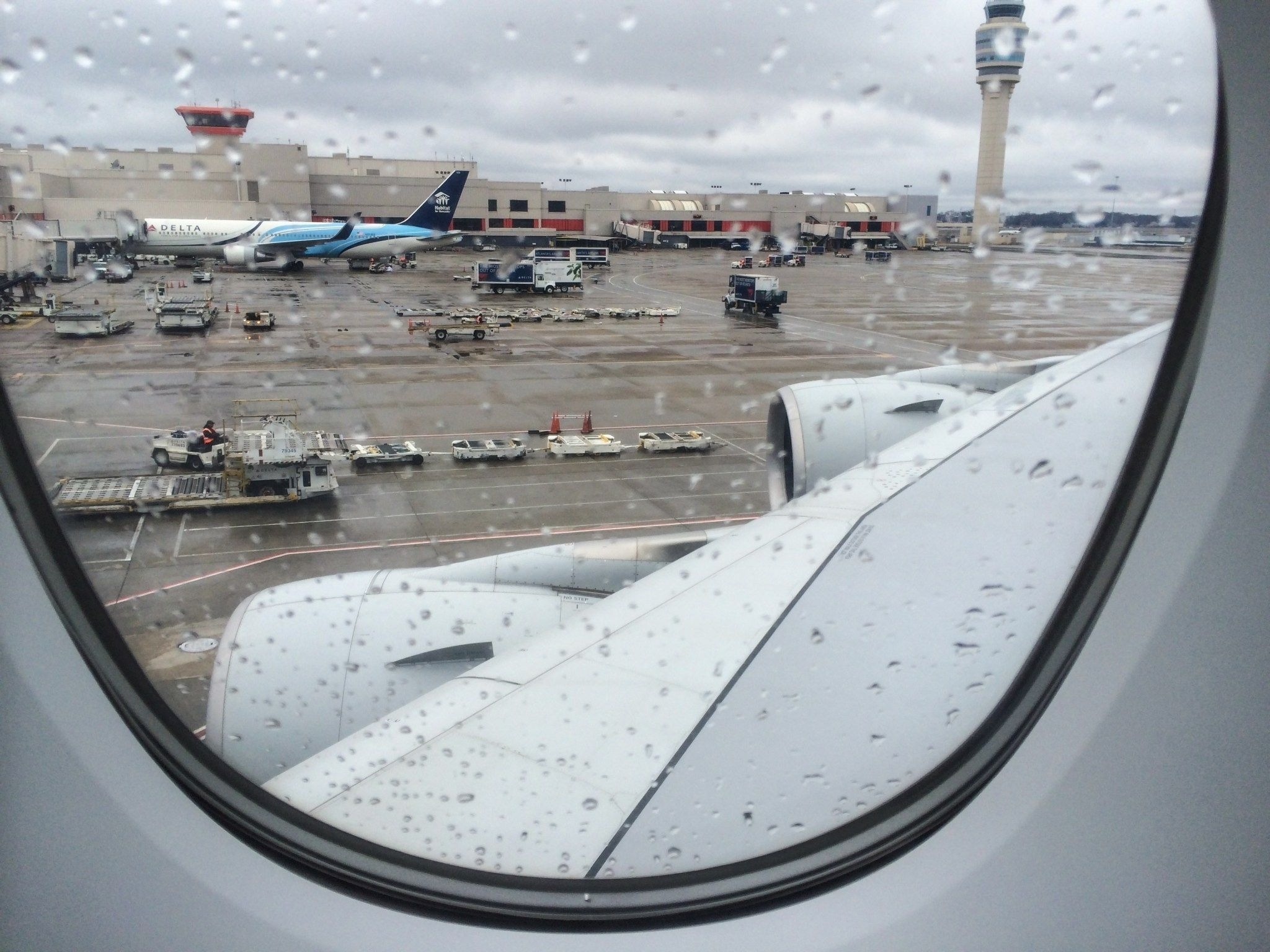 如果你乘坐A380飞行，并恰好坐在机翼附近，你就会感觉到A380是多么巨大