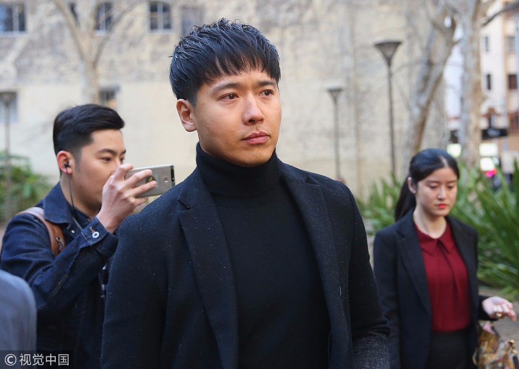 高云翔一身黑衣抵达悉尼获众保镖护驾 脸颊发福双眼微红状态低迷