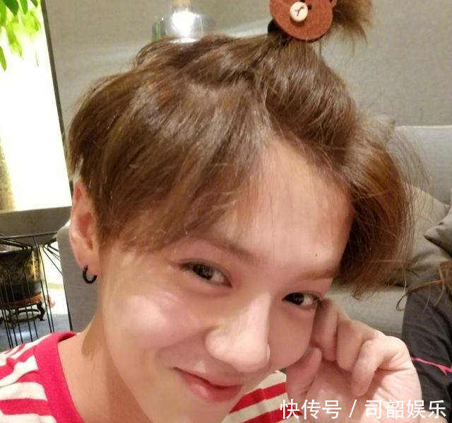 关晓彤零点为鹿晗送生日祝福甜蜜撒糖,小鹿扎