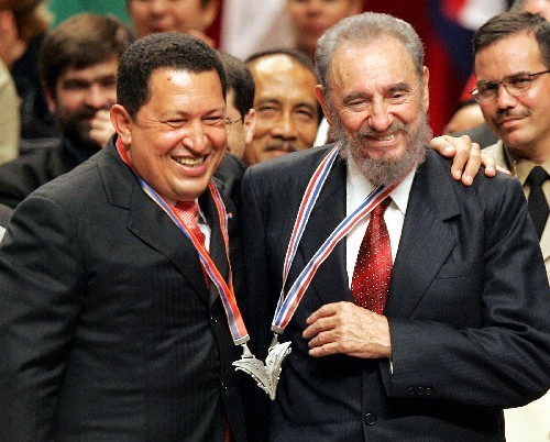 2005年8月20日，在古巴首都哈瓦那举行的拉美医科学校毕业典礼上，委内瑞拉总统查韦斯（左）和古巴国务委员会主席卡斯特罗戴上一枚双挂带奖章，它是由该校学生赠送给两位国家领导人的。