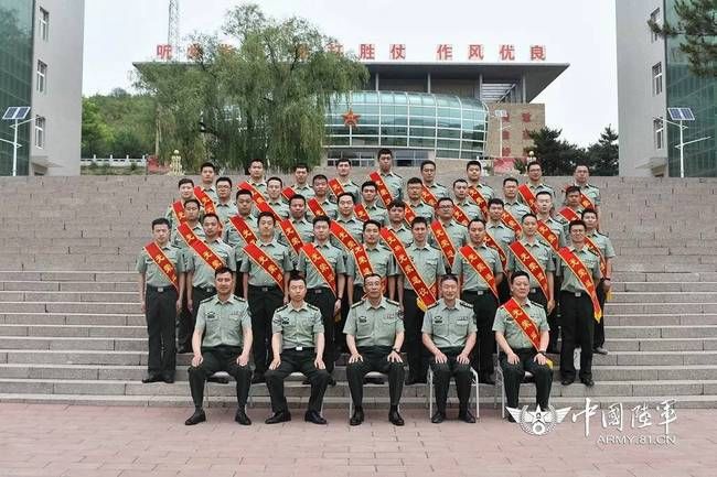 第81集团军某旅举行2018年度干部退役仪式