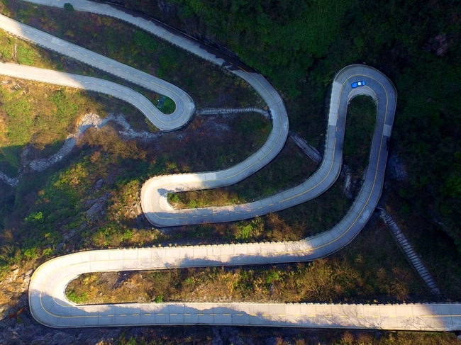 "女神节"玩漂移 女特技车手挑战天门山99曲发卡弯-北京时间