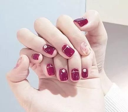 指甲太短怎么做才能使手指显白皙显修长?过年