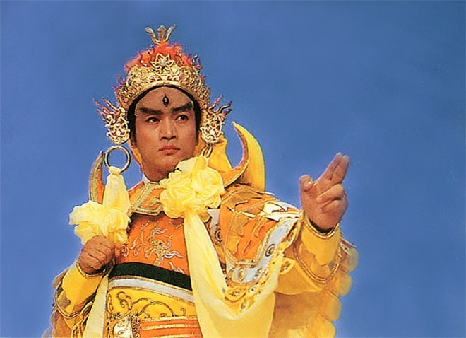 《西游记》(1986)这版二郎神内敛,冷漠却又不经意间深情,相比于动不动
