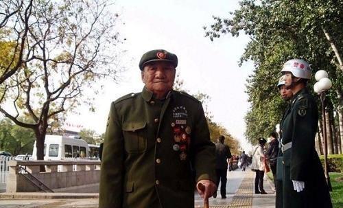 老军人隐姓埋名30余载,子女借钱为他治病,身份