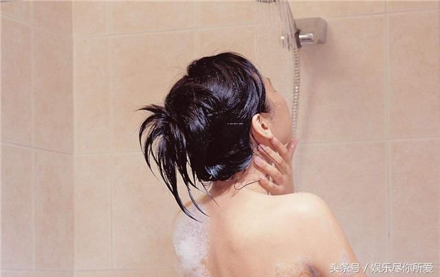 熊孩子在抖音直播,误拍摄妈妈洗澡过程,引数人