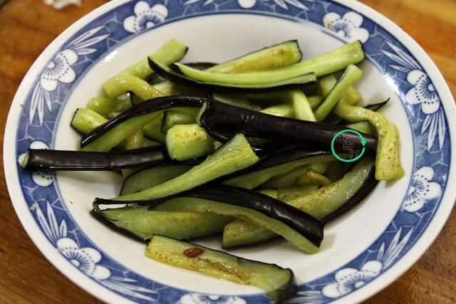 夏天,女儿最馋这道菜,我家隔三差五做一次,拌饭