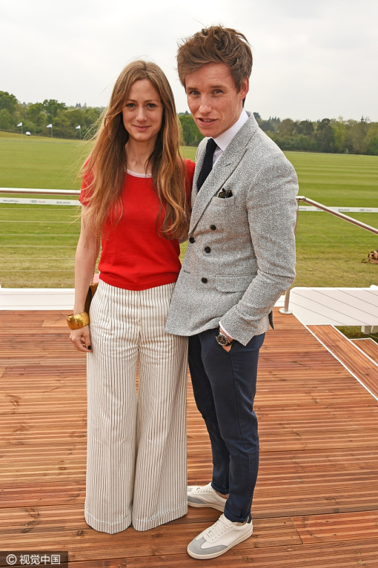 "小雀斑"埃迪-雷德梅尼(eddie redmayne)灰西装与妻子hannah bagshawe