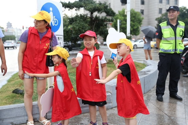 华阳街道公益小天使争做小小安全员