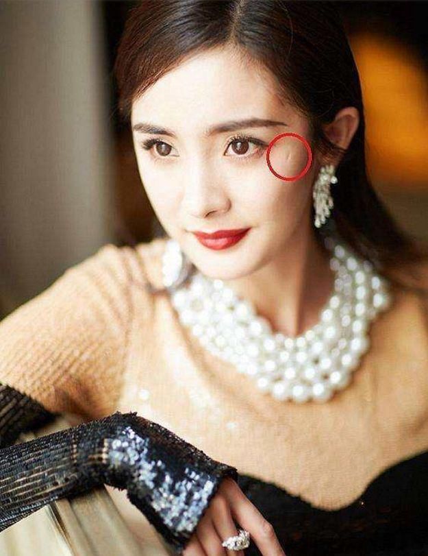 杨幂最新杂志照依然只露半张脸,为了好看居然