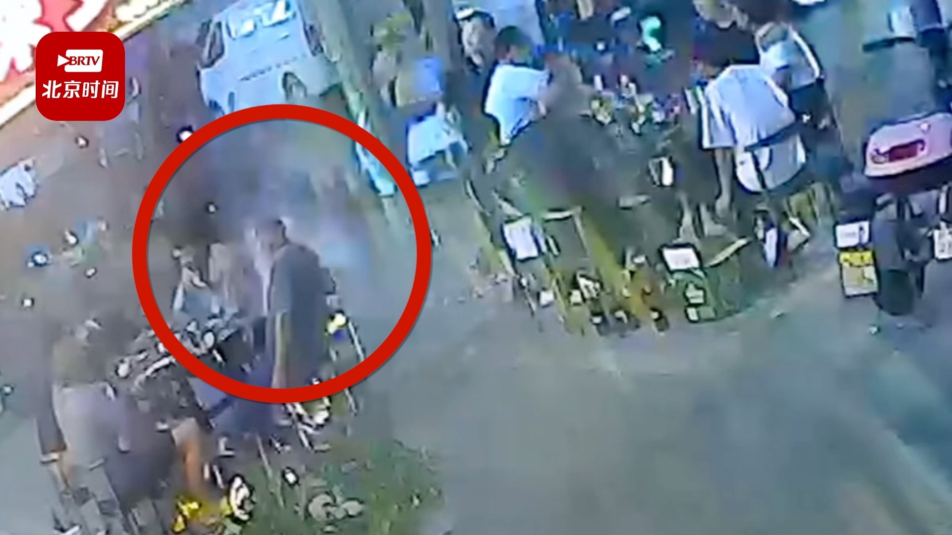 女子嫌吵向楼下大排档泼水浇湿食客 警方：女子作出适当赔偿，双方已和解