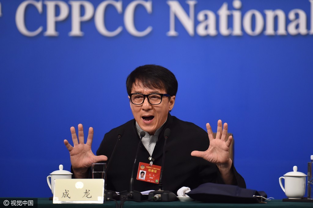 成龙现身政协记者会 心情大好狂秀表情包