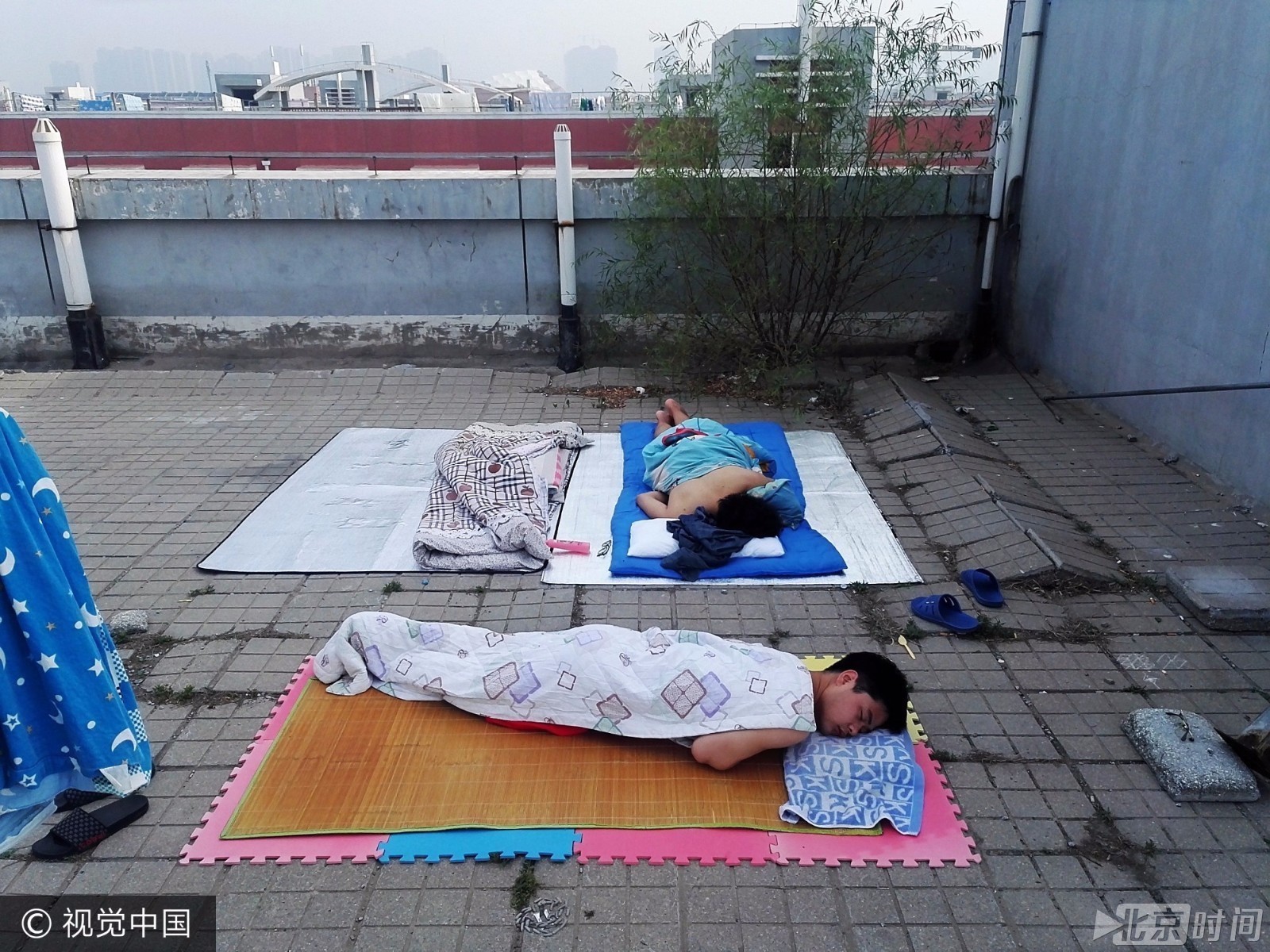 寝室没空调 大学生睡楼顶打地铺避暑