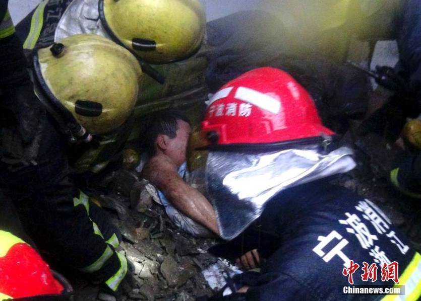 房子塌下来时丈夫用身体护住妻子