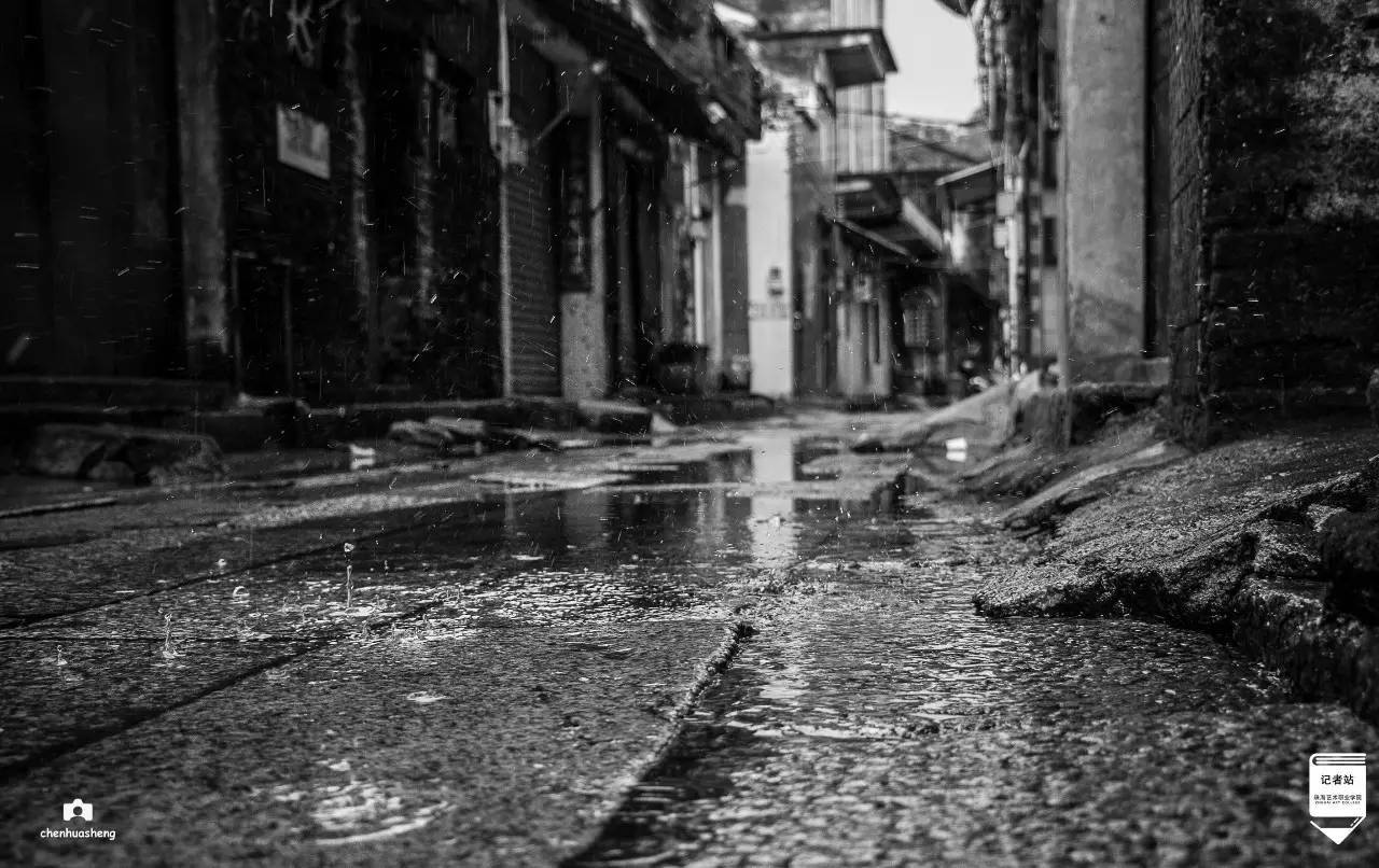 旧街中的黑白灰