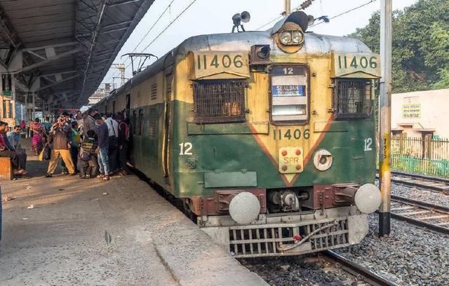 美国网友乘坐中国高铁从上海到广州,看看世界