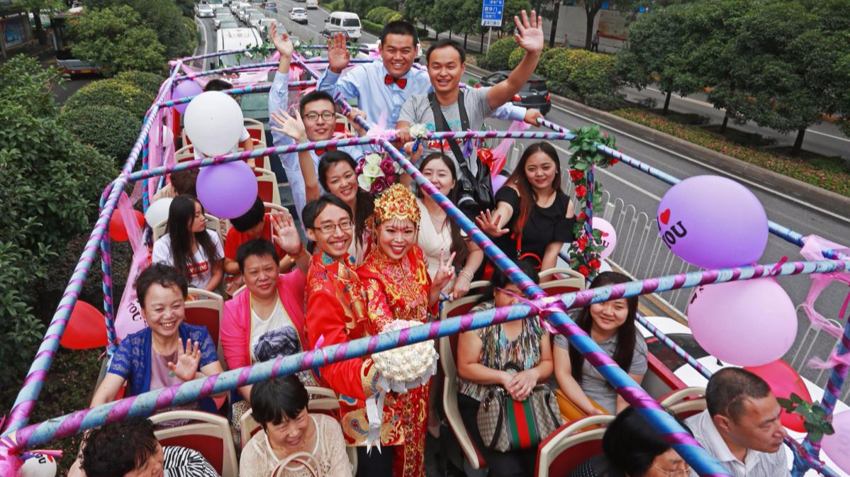 2015年，西安市四川小伙子娶了一位西安姑娘，结婚当天他们租了一辆敞篷大巴当婚车，赚足了眼球还低碳环保。图片来源：姚忠智/视觉中国