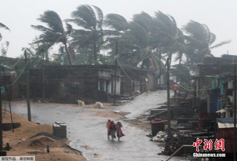 气旋风暴横扫印度东部 引发狂风暴雨
