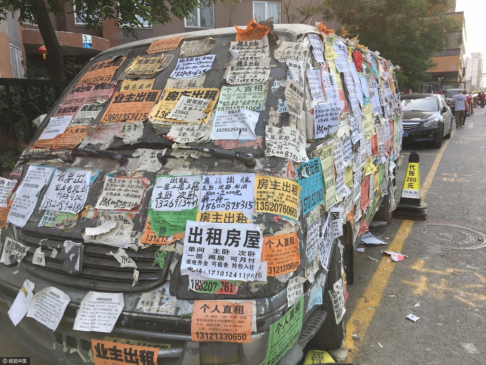 街邊殭屍車被貼滿