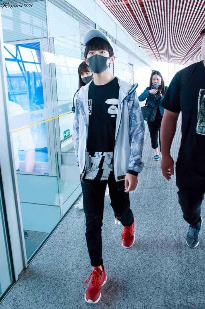 易烊千玺火到国外,带猫咪拍广告,一身潮装让韩