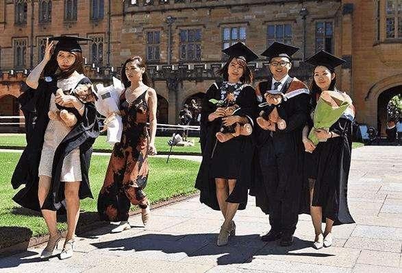 澳大利亚限制国人入境,7000多名华人被拒之门