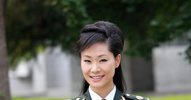 曾是最美军旅歌手,享受正师级待遇,与富豪丈夫离婚为爱嫁丑男!