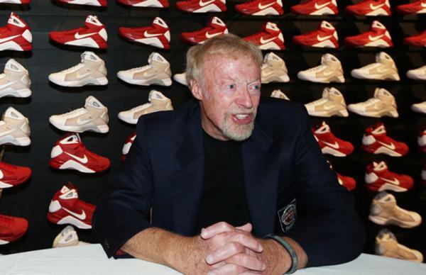 耐克创始人phil knight