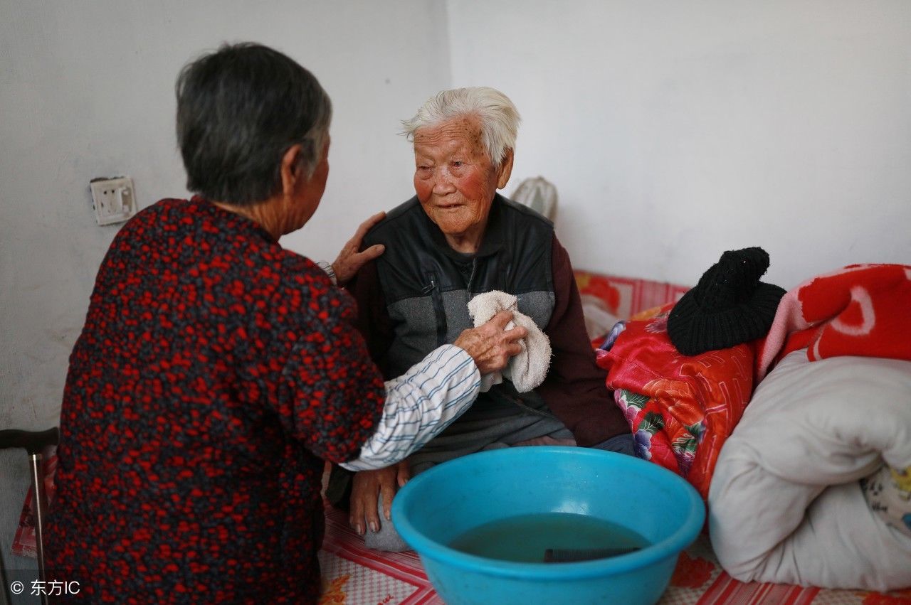 即墨百歲老人有個80歲兒媳,關係勝似母女!