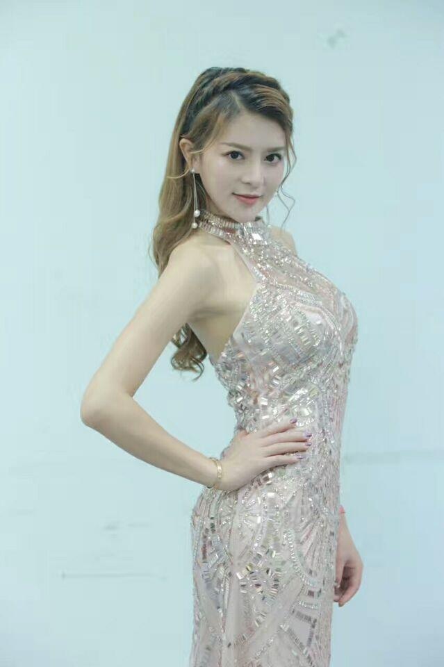 拳击第一女神和泰森霍利菲尔德同框,诠释东方女性优雅之美