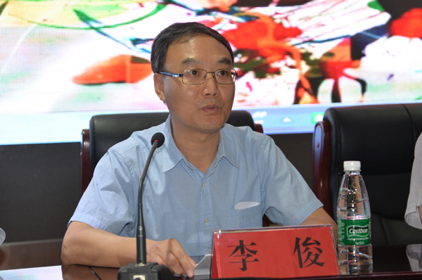 图为:长治市人民医院院长李俊出席开幕式