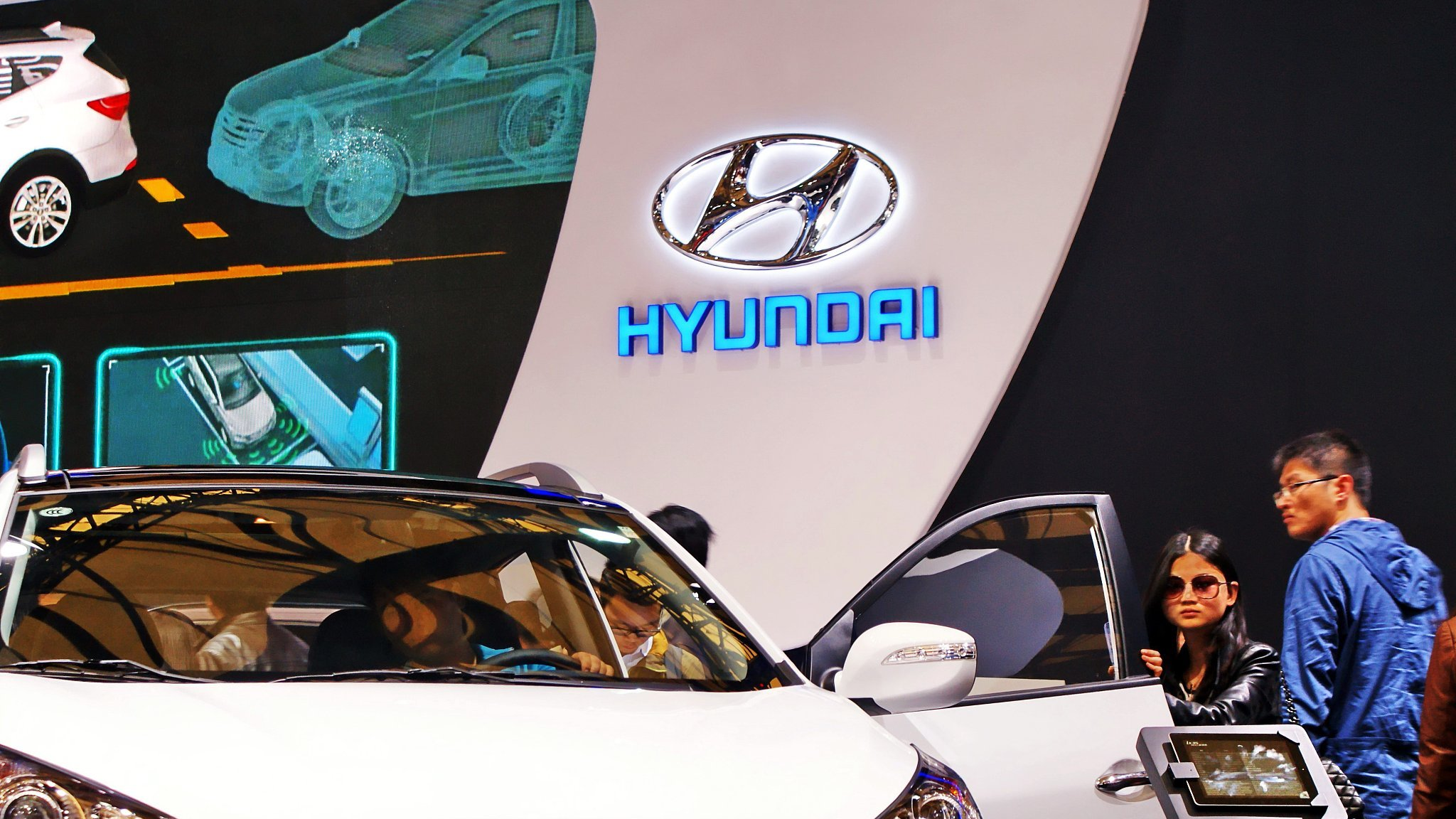 现代汽车再陷“召回门”:涉及2.56万辆电动汽车,上半年净利锐减五成 现代汽车再陷“召回门”:涉及2.56万辆电动汽车,上半年净利锐减五成