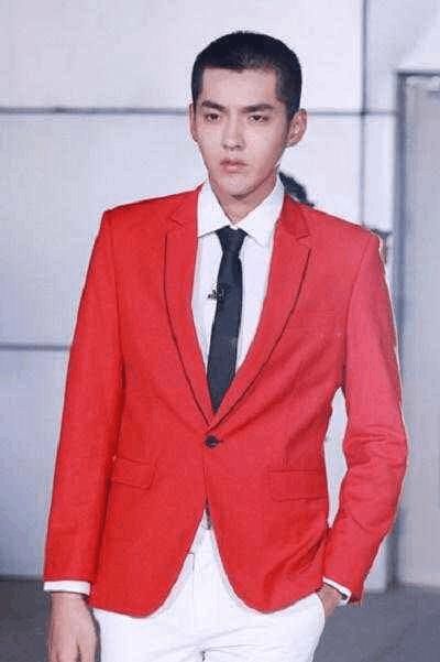 男星穿红色西装:胡歌太奢侈,王凯最傻气,他一出