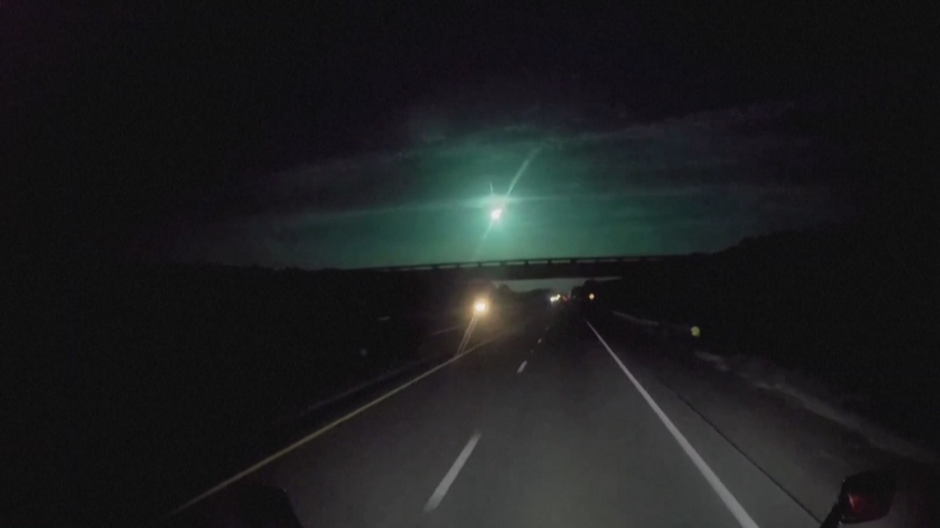 罕见！绿色流星划过夜空