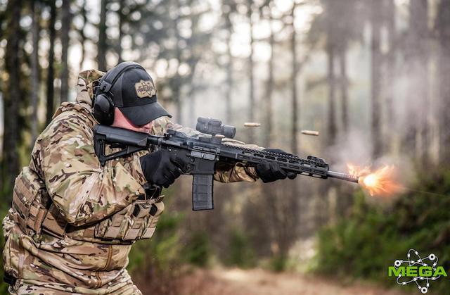 图为使用左手按压枪管的"马盖普法"射击的民间玩家.